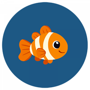 Illustration eines orange-weißen Clownfischs im Cartoon-Stil mit einem lächelnden Gesicht vor einem einfarbig blauen, runden Hintergrund.